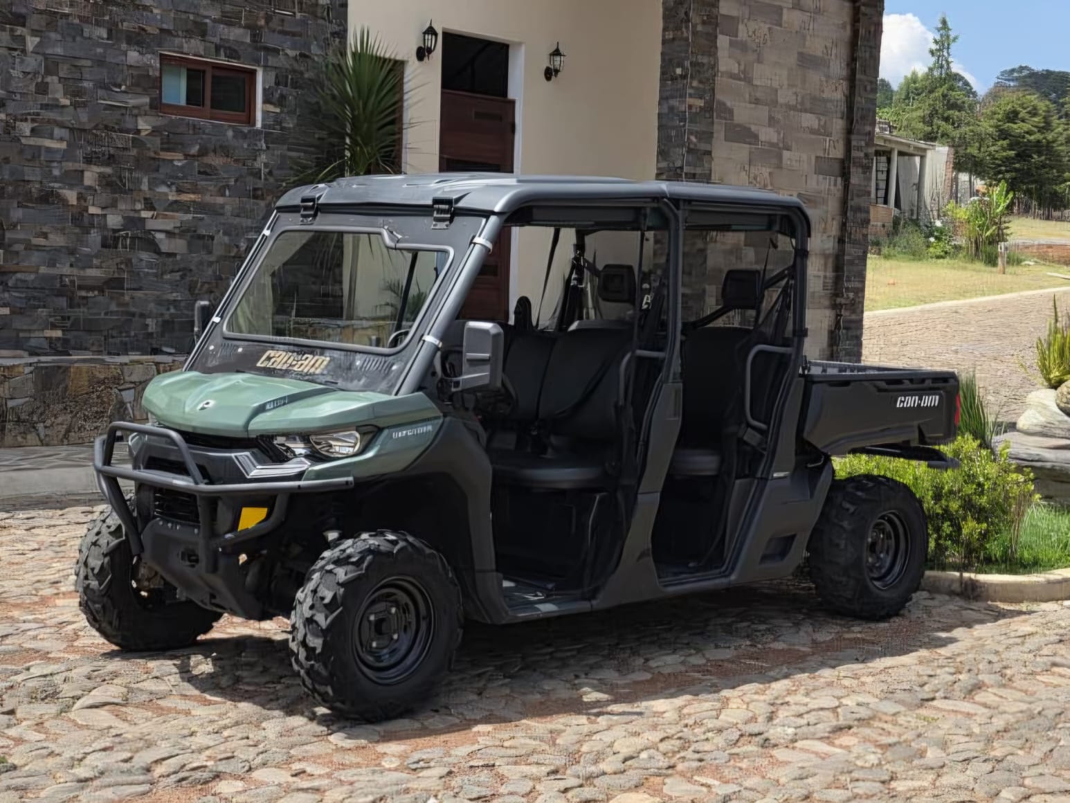 Defender 2 personas